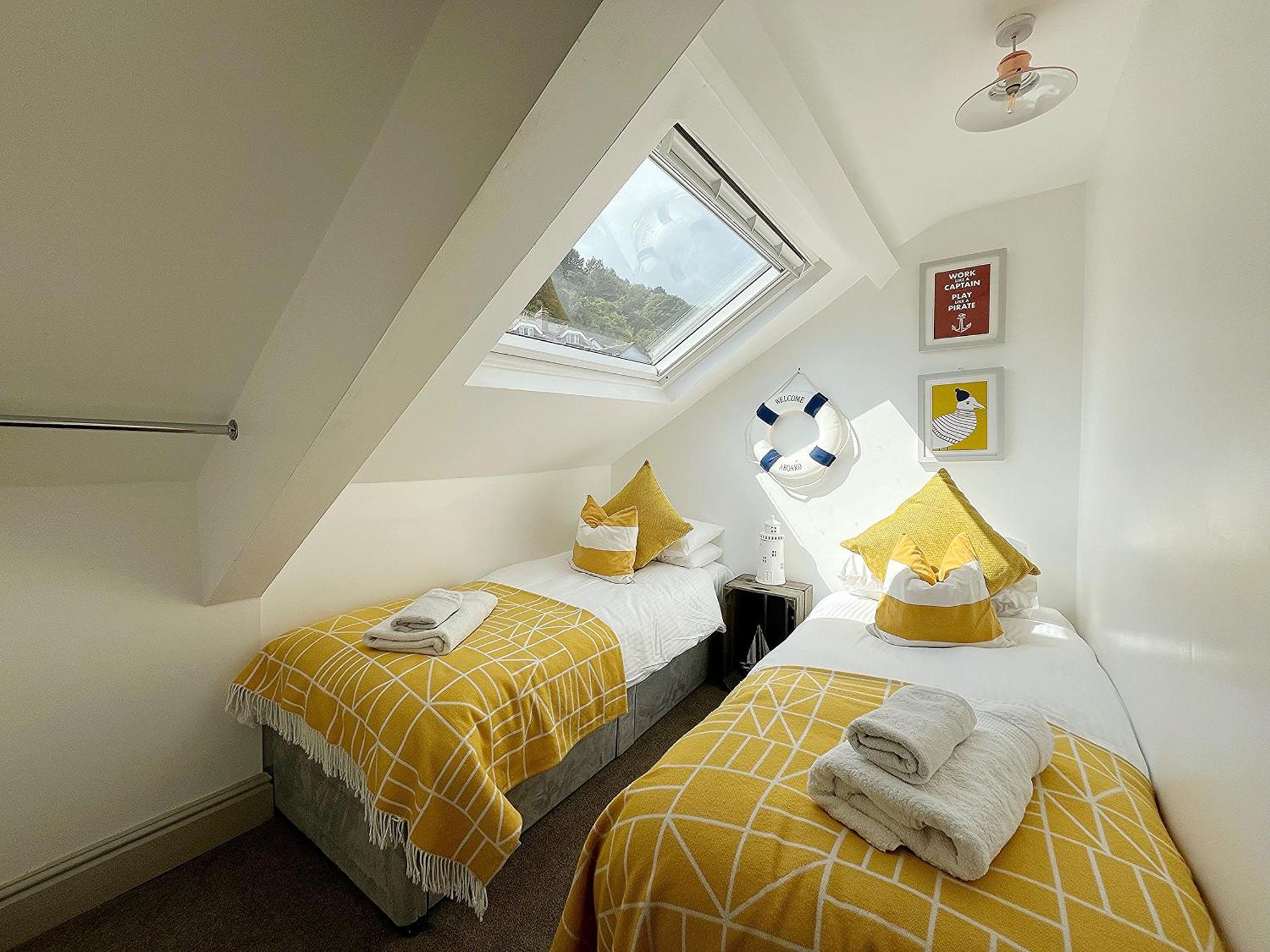 Nancie'S Place - Dartmouth Town Center With Private Parking - A Traditional Georgian Private Duplex Apartment - Beautifully Refurbished - Two Bedrooms, Bathroom, Kitchen And Lounge Diner מראה חיצוני תמונה