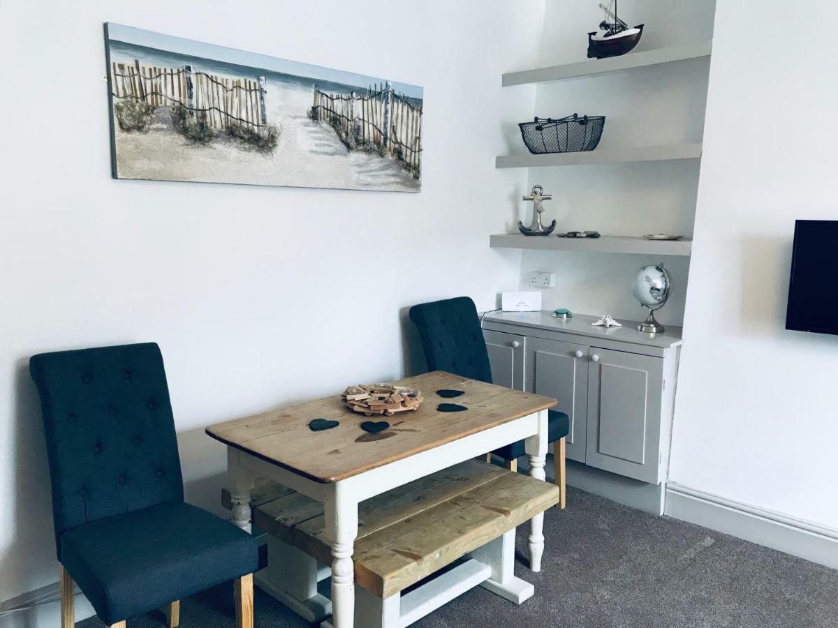 Nancie'S Place - Dartmouth Town Center With Private Parking - A Traditional Georgian Private Duplex Apartment - Beautifully Refurbished - Two Bedrooms, Bathroom, Kitchen And Lounge Diner מראה חיצוני תמונה