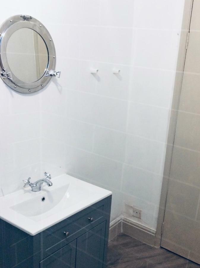 Nancie'S Place - Dartmouth Town Center With Private Parking - A Traditional Georgian Private Duplex Apartment - Beautifully Refurbished - Two Bedrooms, Bathroom, Kitchen And Lounge Diner מראה חיצוני תמונה